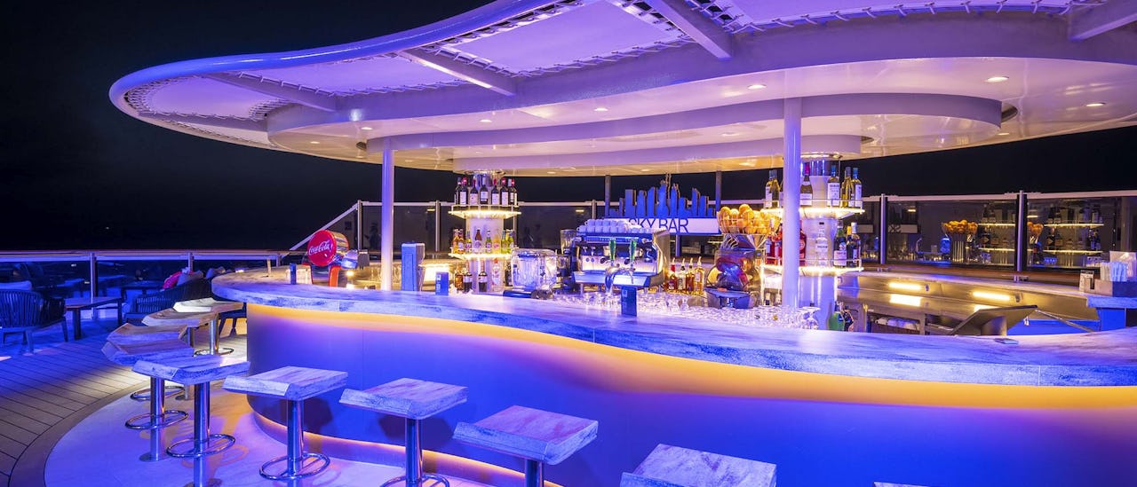 Nyd en cocktail i Sky Bar!