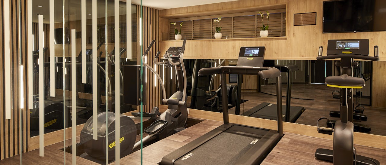 Træn i fitnesslokalet