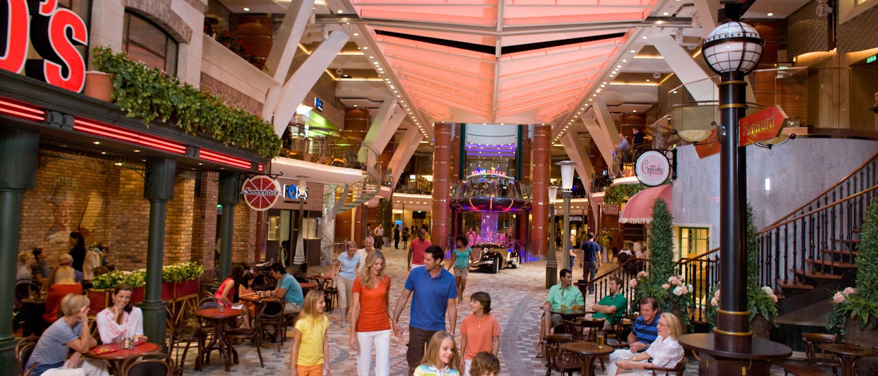Royal Promenade med butikker, restauranter og barer