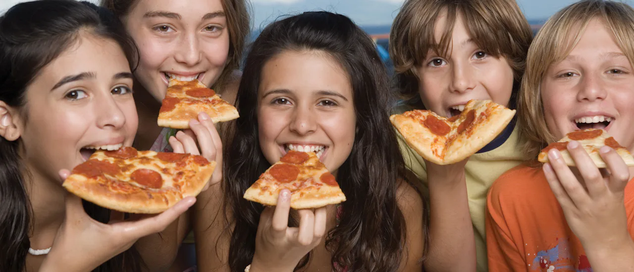 Nyd en pizza ved poolen