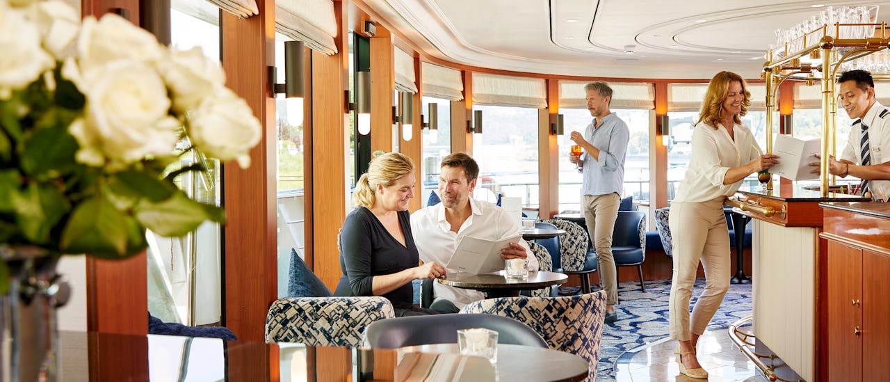 Alle offentlige områder har vinduer fra gulv til loft og en skøn udsigt