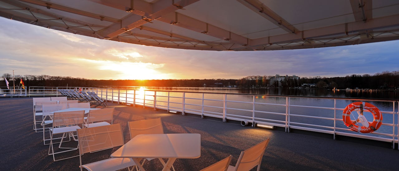 Solnedgang over floden.