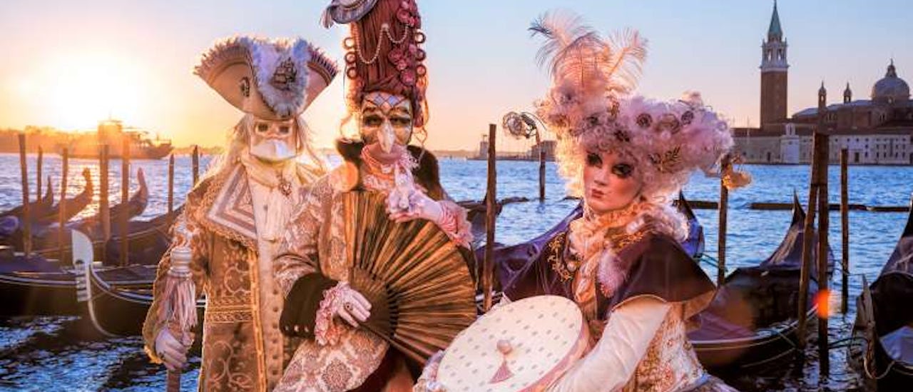 Deltag i Golden party, hvor italienske dansere dukker op klædt i guld.