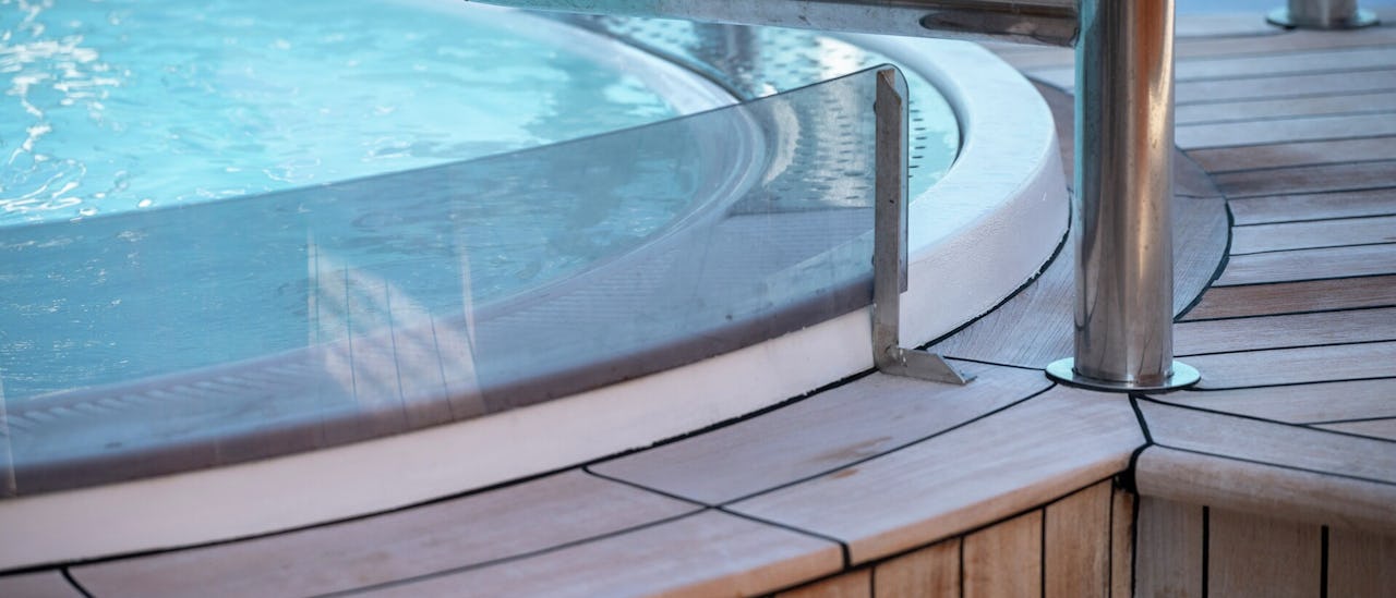 Slap af i to spabade på dæk 7