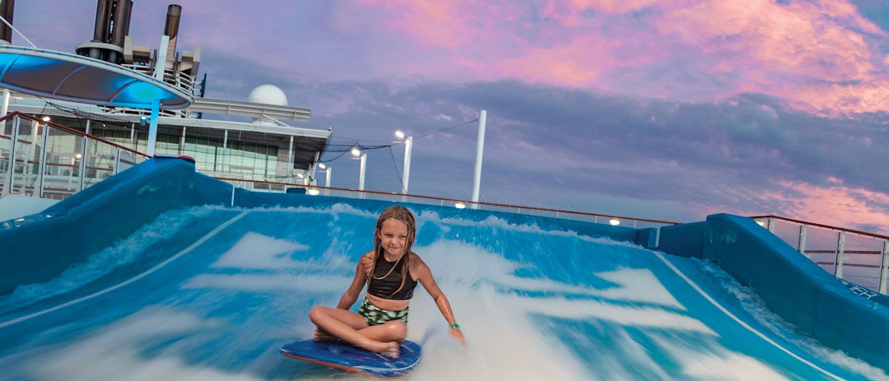 Surf på bølgerne ved hjælp af surfmaskinen Flowrider.