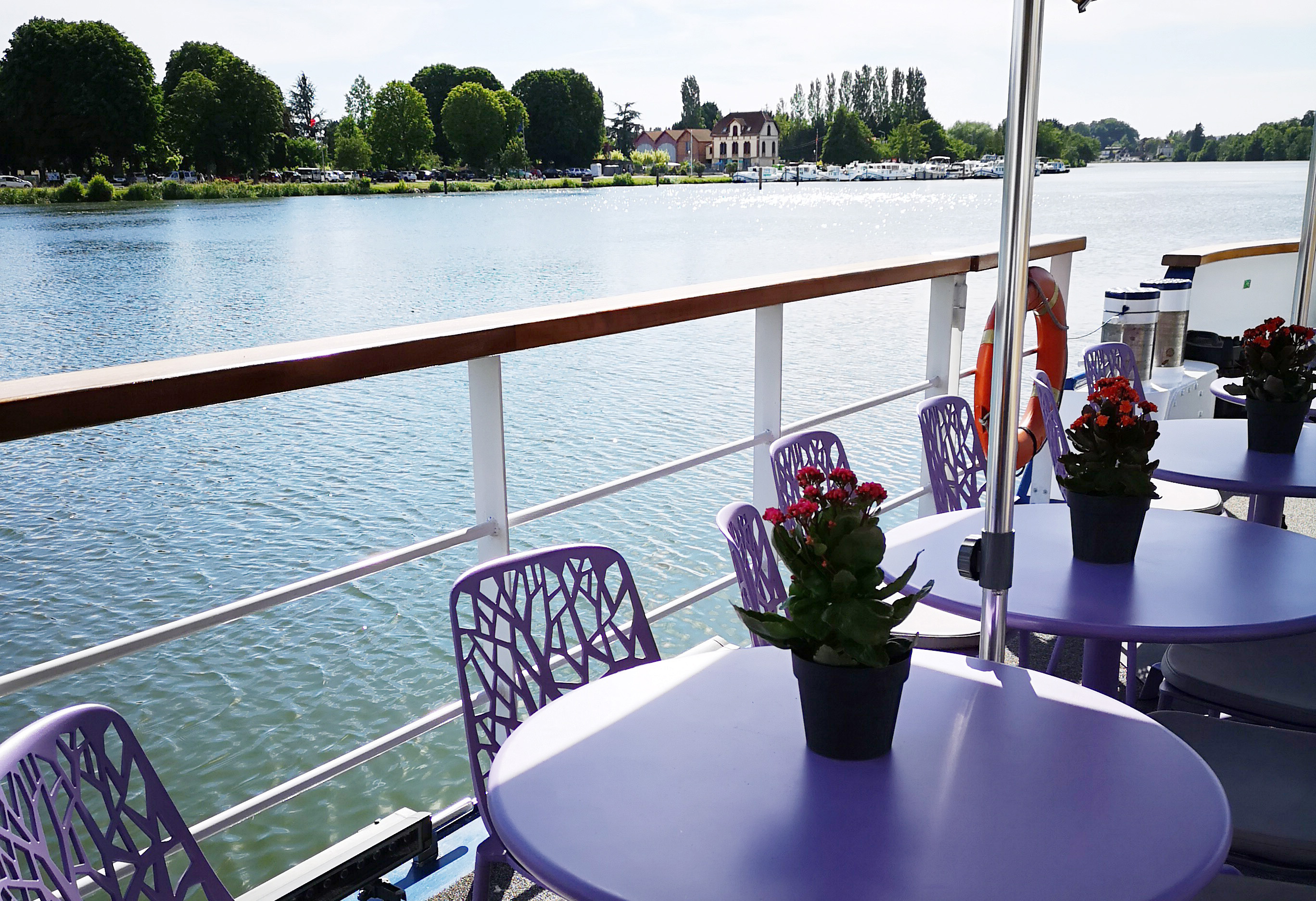 Placeret forrest på skibet og udstyret med borde og parasoller. Her kan du tilbringe tid med vennerne, mens du nyder udsigten.