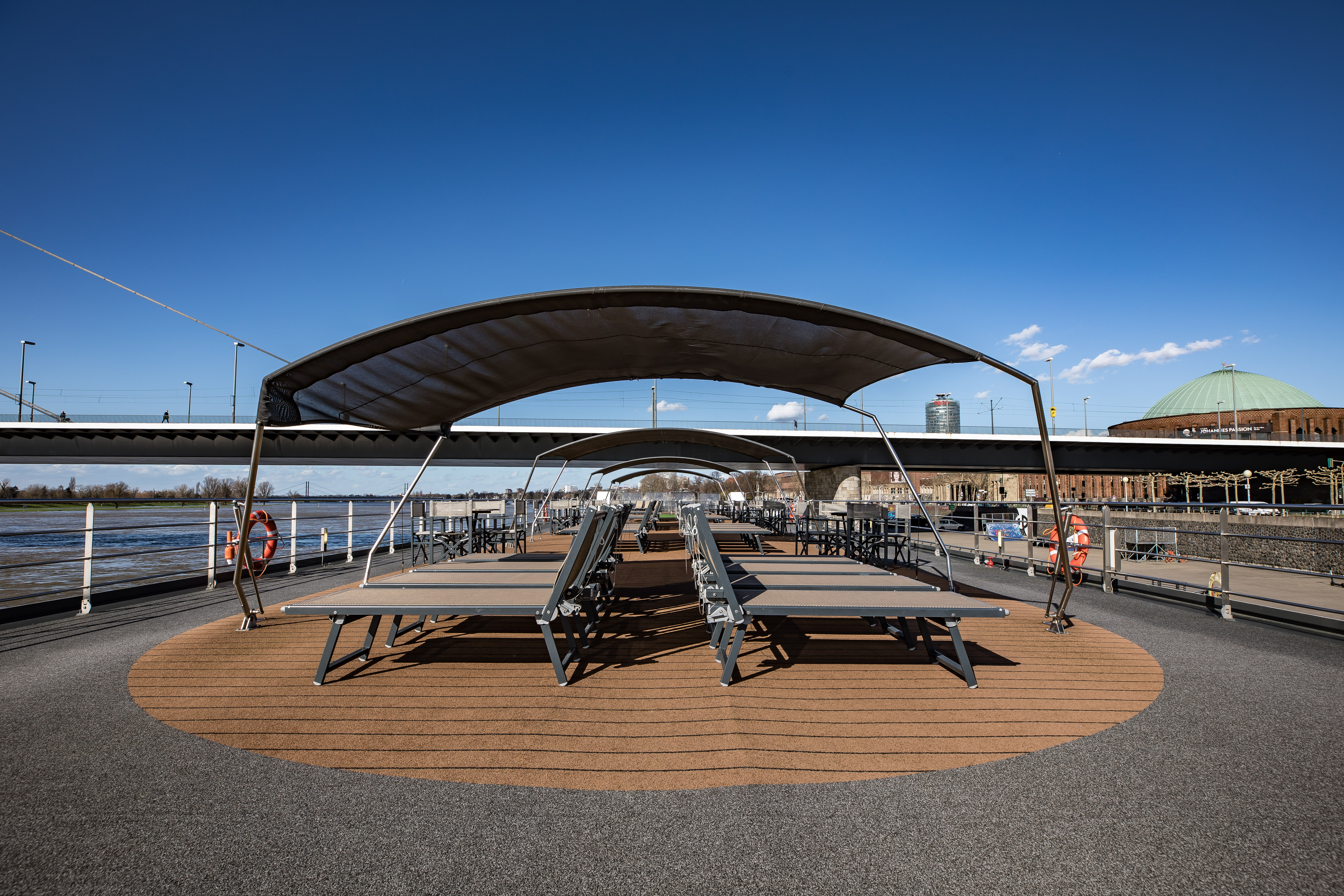 Slap af på soldækket eller tag et dyp i boblepoolen