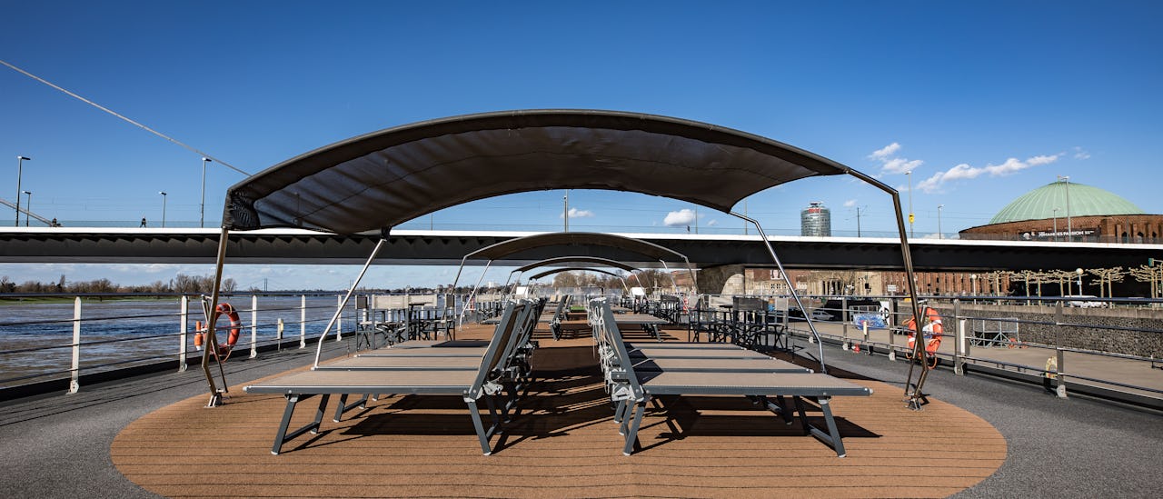 Slap af på soldækket eller tag et dyp i boblepoolen