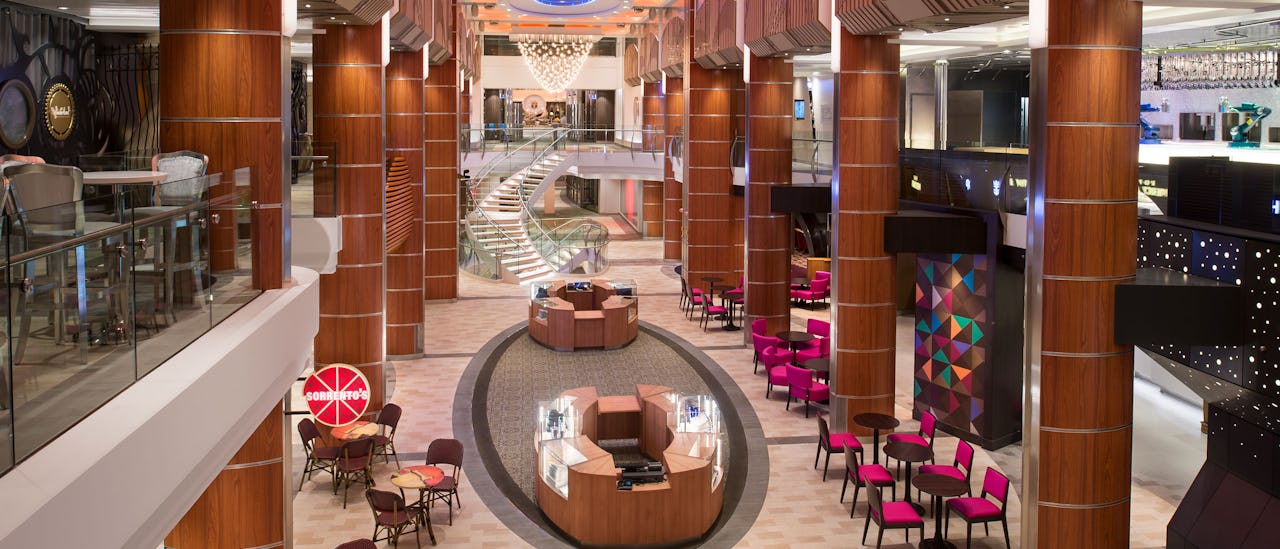 Gå en tur blandt butikkerne, barerne og restauranterne på Royal Esplanade