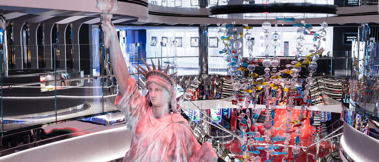 Designet, de offentlige områder og navnene på spillestederne er inspireret af storbyen New York