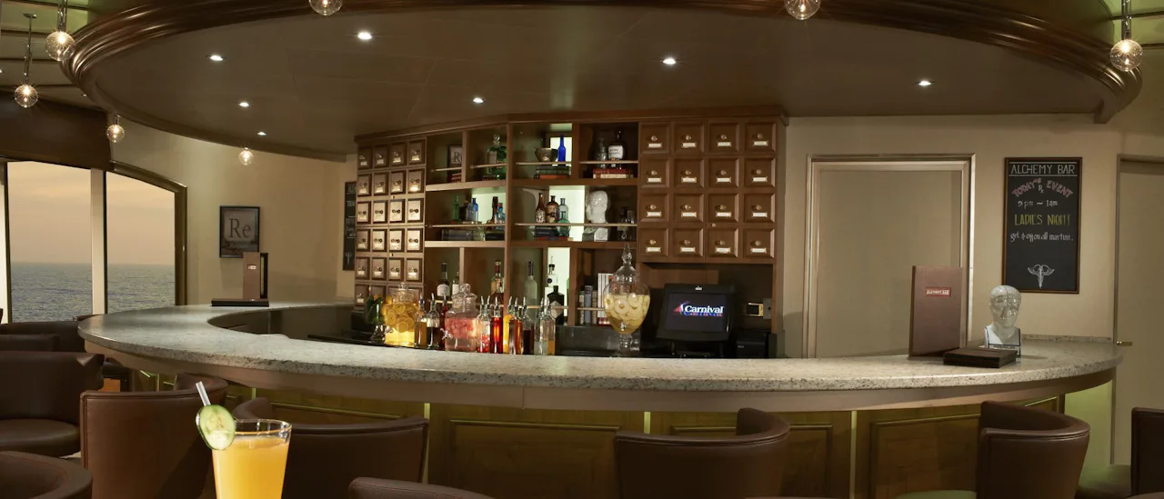 Prøv en unik cocktail kreeret af mix-mestrene i Alchemy Bar