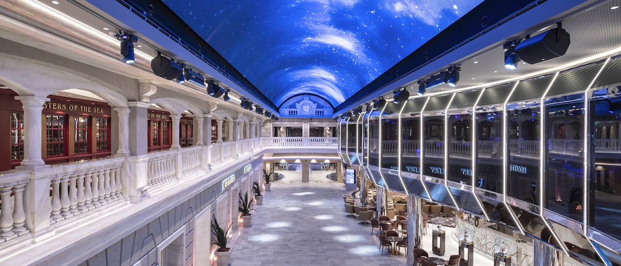 Den 96 m lange promenade er fyldt med butikker, barer og restauranter under en 480 kvm LED-skærm