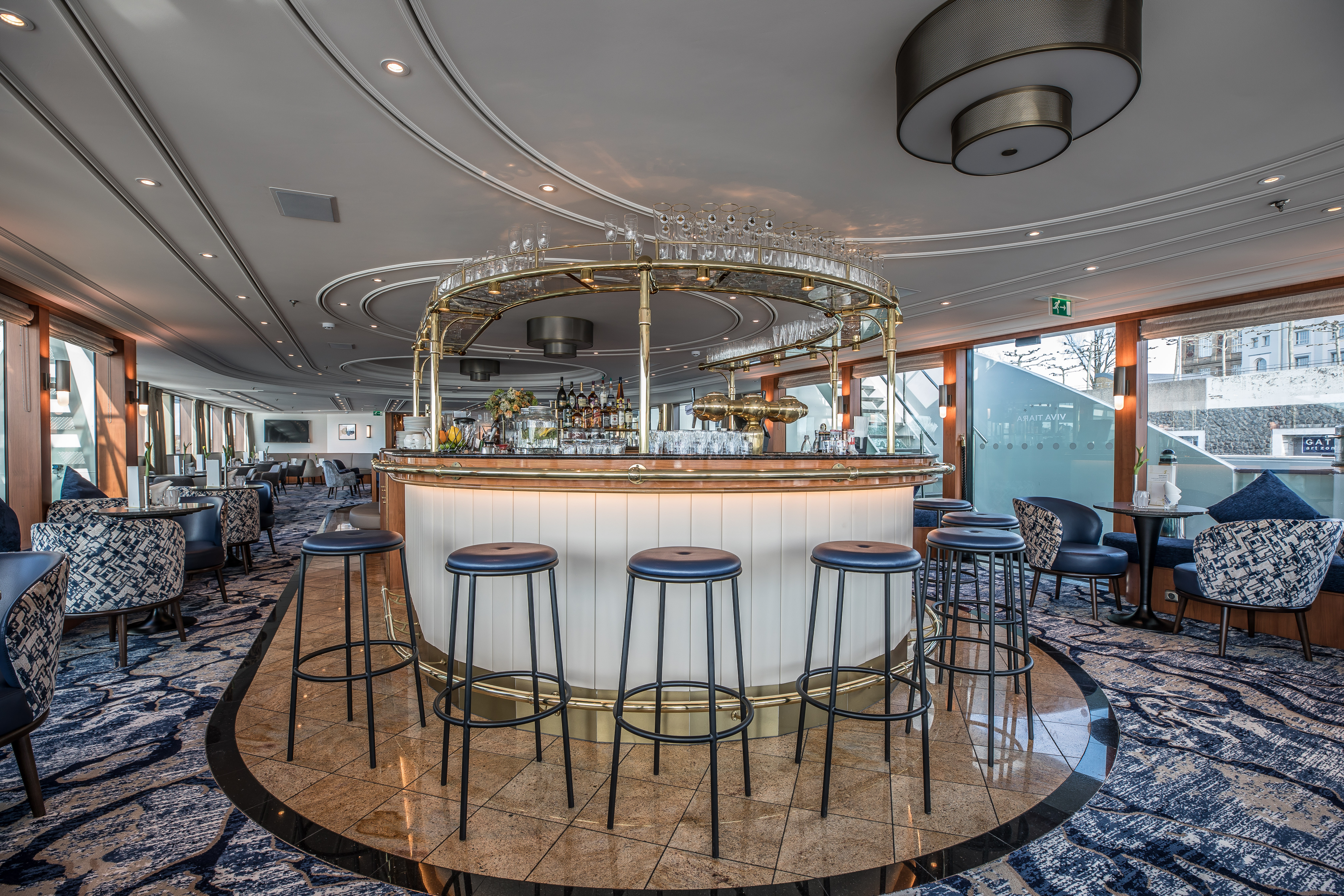 Efter middagen kan du bestille en drink i Tiara-baren og nyde det forbipasserende landskab