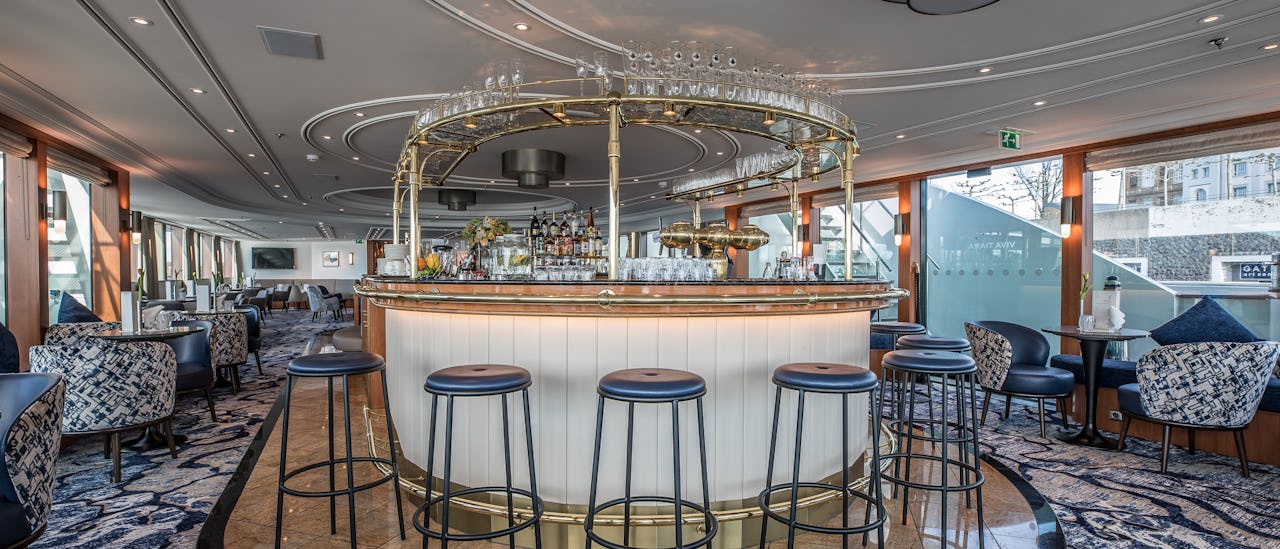 Efter middagen kan du bestille en drink i Tiara-baren og nyde det forbipasserende landskab