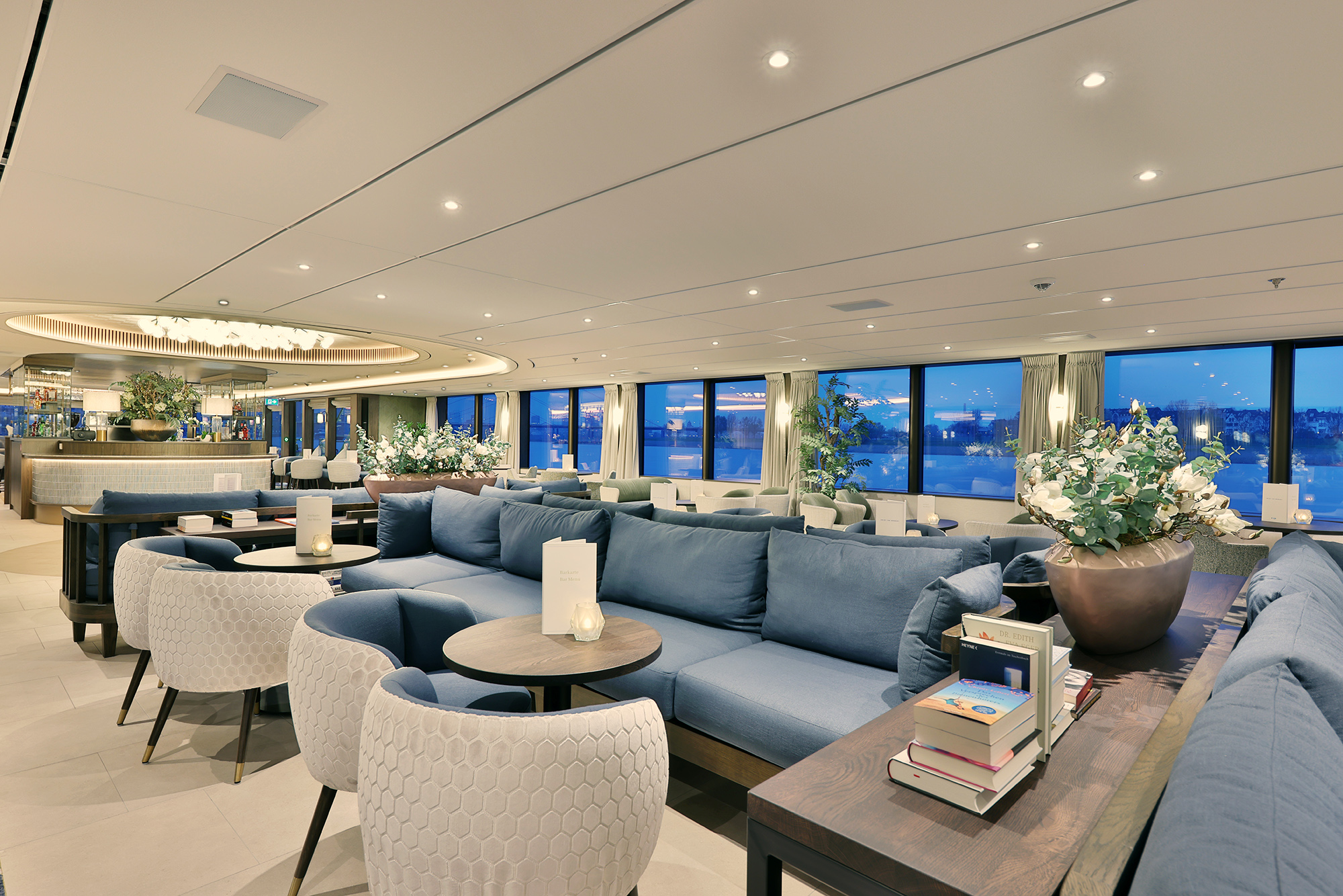 Alle offentlige lokaler (wellness, spisesal, lounge, lobby) er med gulv-til-loft-vinduer og uhindret udsigt