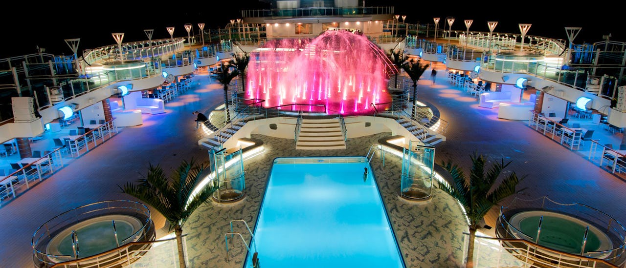 Se en film under stjernerne på pooldækket