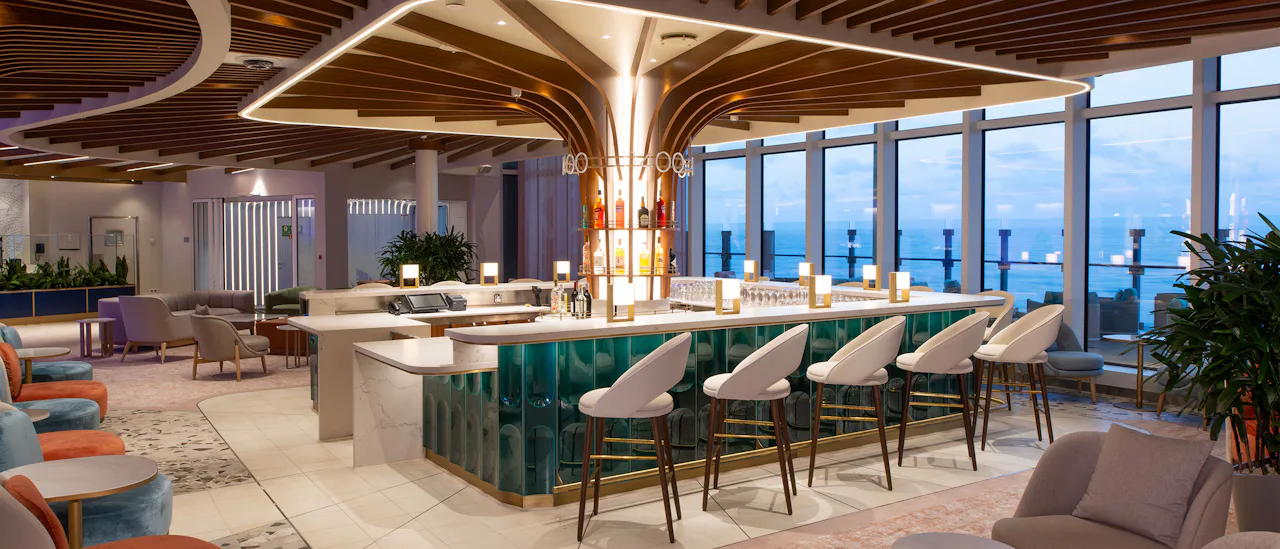 Nyd en cocktail i The Lobby bar – baren har en farverig mosaik-baldakin, som du kan nyde efter solnedgang