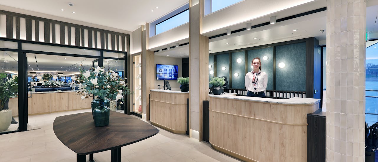 Du bydes velkommen ombord gennem en indbydende lobby