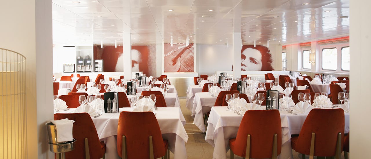 Atmosfæren er afslappet, men elegant i hovedrestauranten