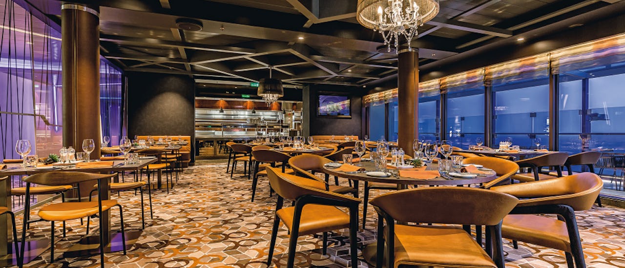 Nyd lækre grillretter fra land og hav à la carte på Surf & Turf Steakhouse