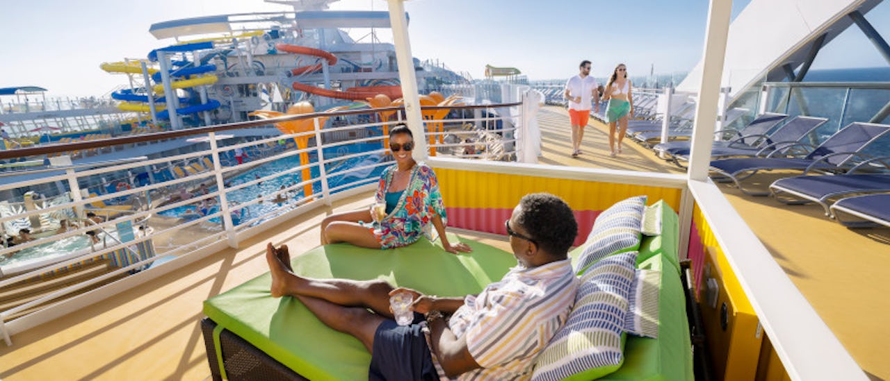 Nyd solen eller slap af i skyggen. Ønsker du den ultimative pooloplevelser, kan du bestille en af de private Casitas ved poolen