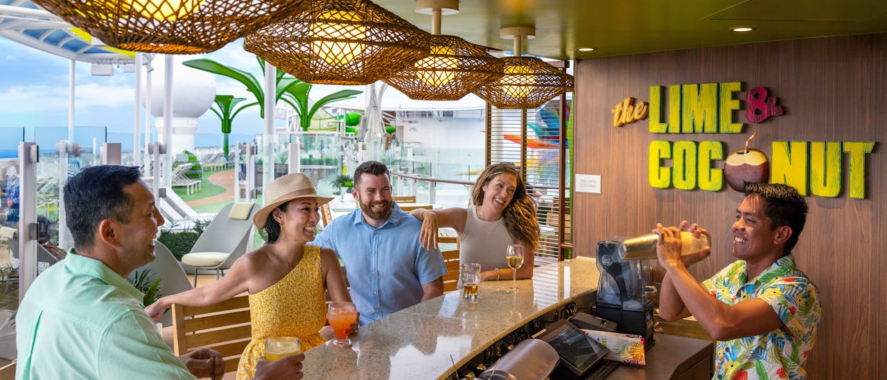 Der serveres cocktails på haner i The Lime and Coconut Bar