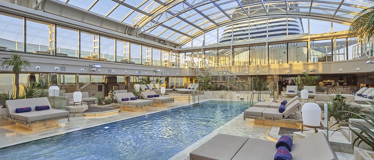The Conservatory er den indendørs pool med udtrækstag af glas