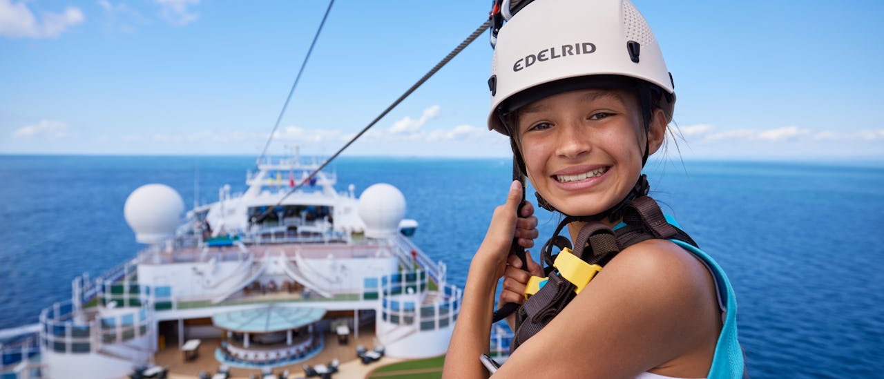 Udfordr dig selv med at køre zipline over øverste dæk