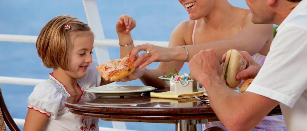 Nyd en pizza ved poolen