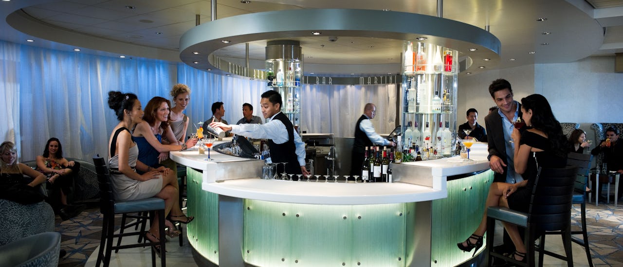 I Martini-baren serverer bartenderen spændende muligheder for de mest klassiske drinks