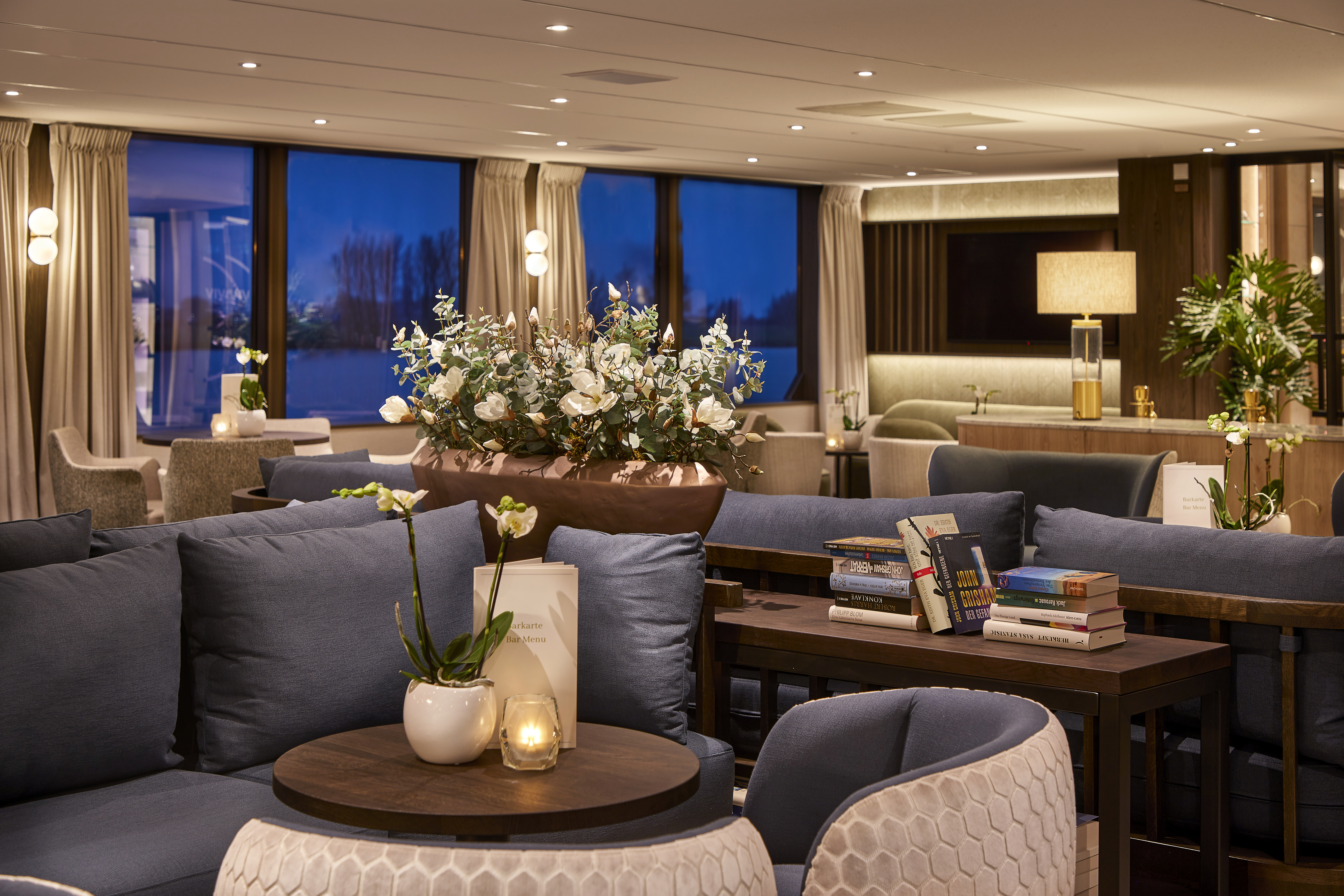 Ruby Deck Bar Lounge har gulv-til-loft-vinduer, komfortable siddearrangementer, dansegulv og et piano.