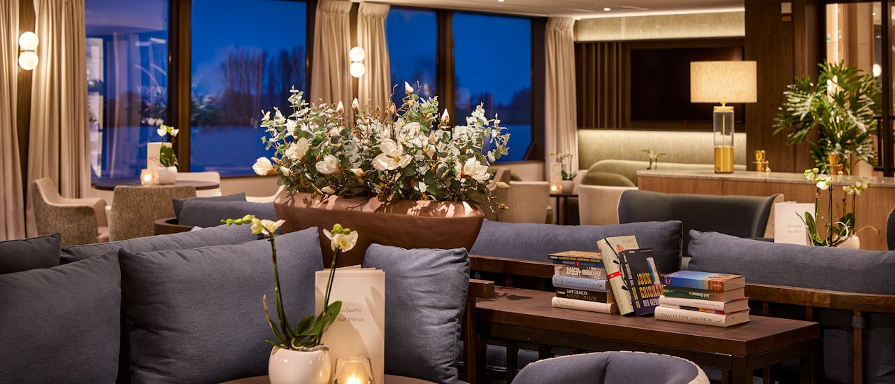 Ruby Deck Bar Lounge har gulv-til-loft-vinduer, komfortable siddearrangementer, dansegulv og et piano.