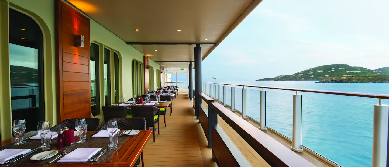 Besøg en af ??Waterfronts mange barer og udendørs restauranter