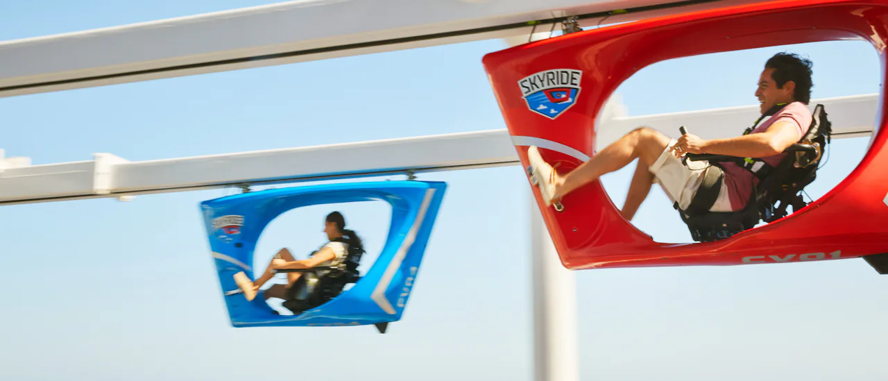 Sky-ride: Et pedaldrevet køretøj, der kører langs sports- og aktivitetsdækket