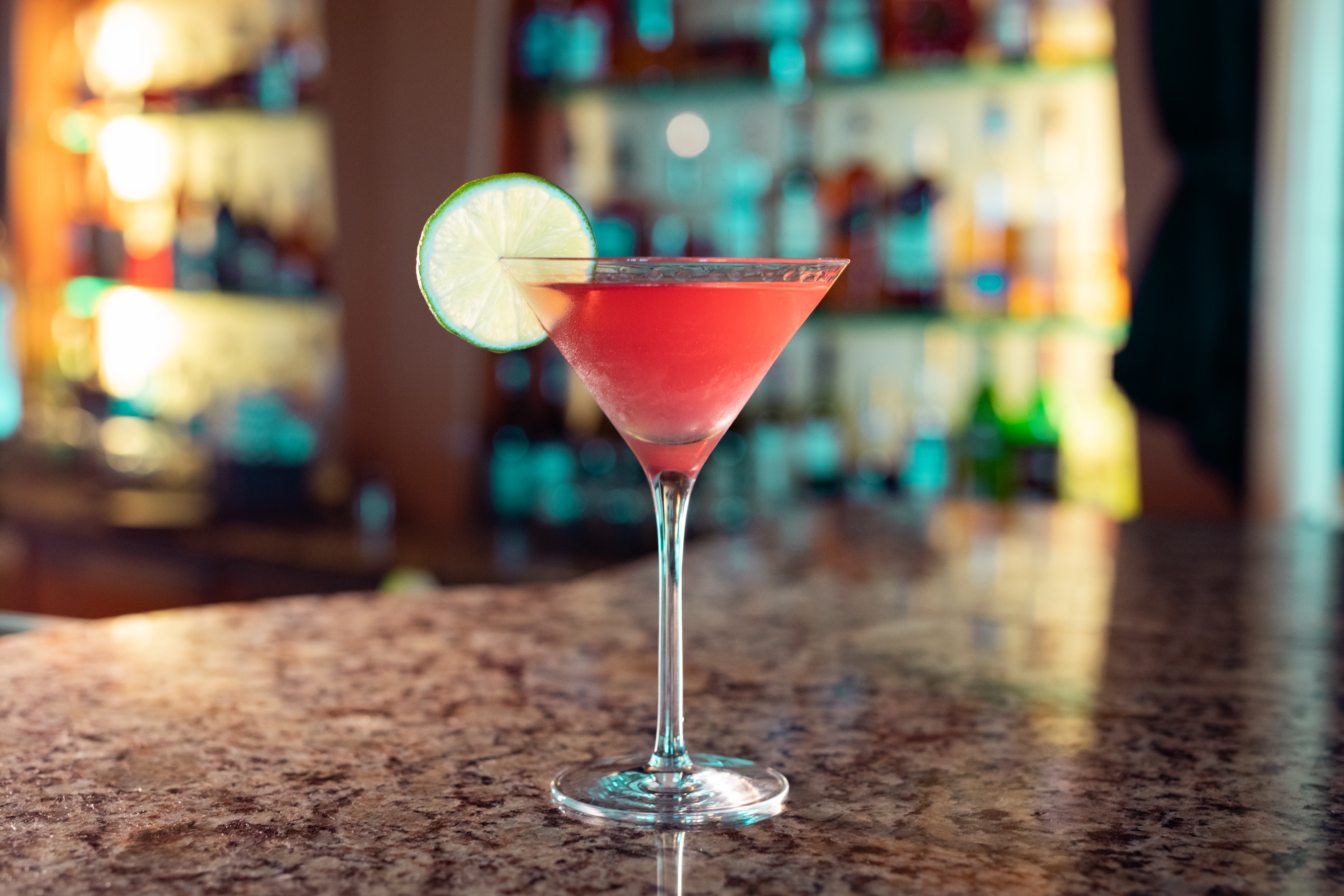 Slap af med en cocktail, og nyd udsigten i Explorer Lounge & Bar