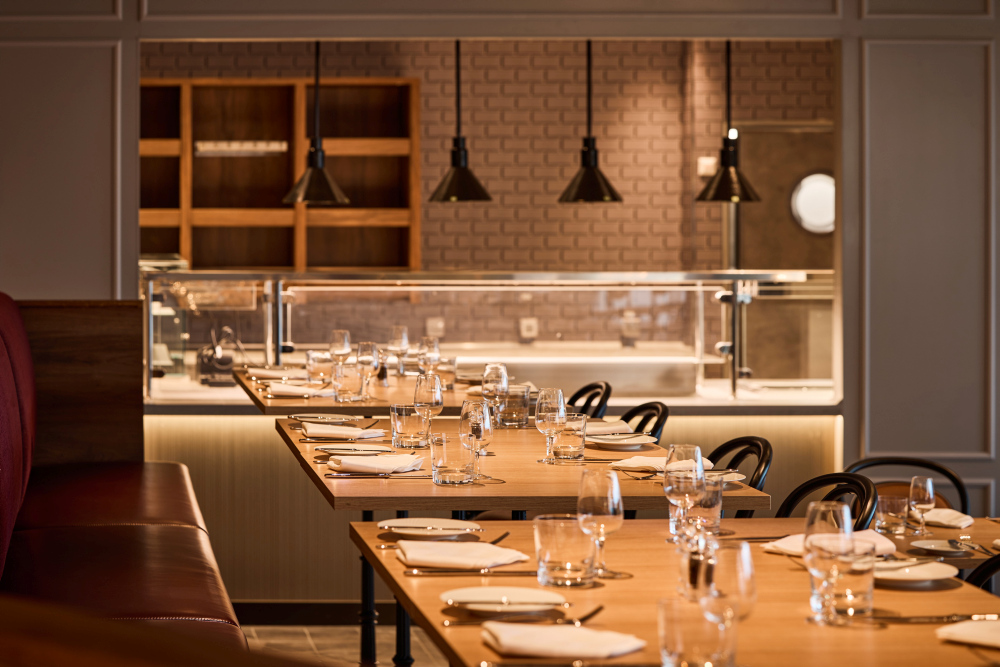 Sur Mer Bistrot er en fransk bistro med typisk parisisk caféstemning