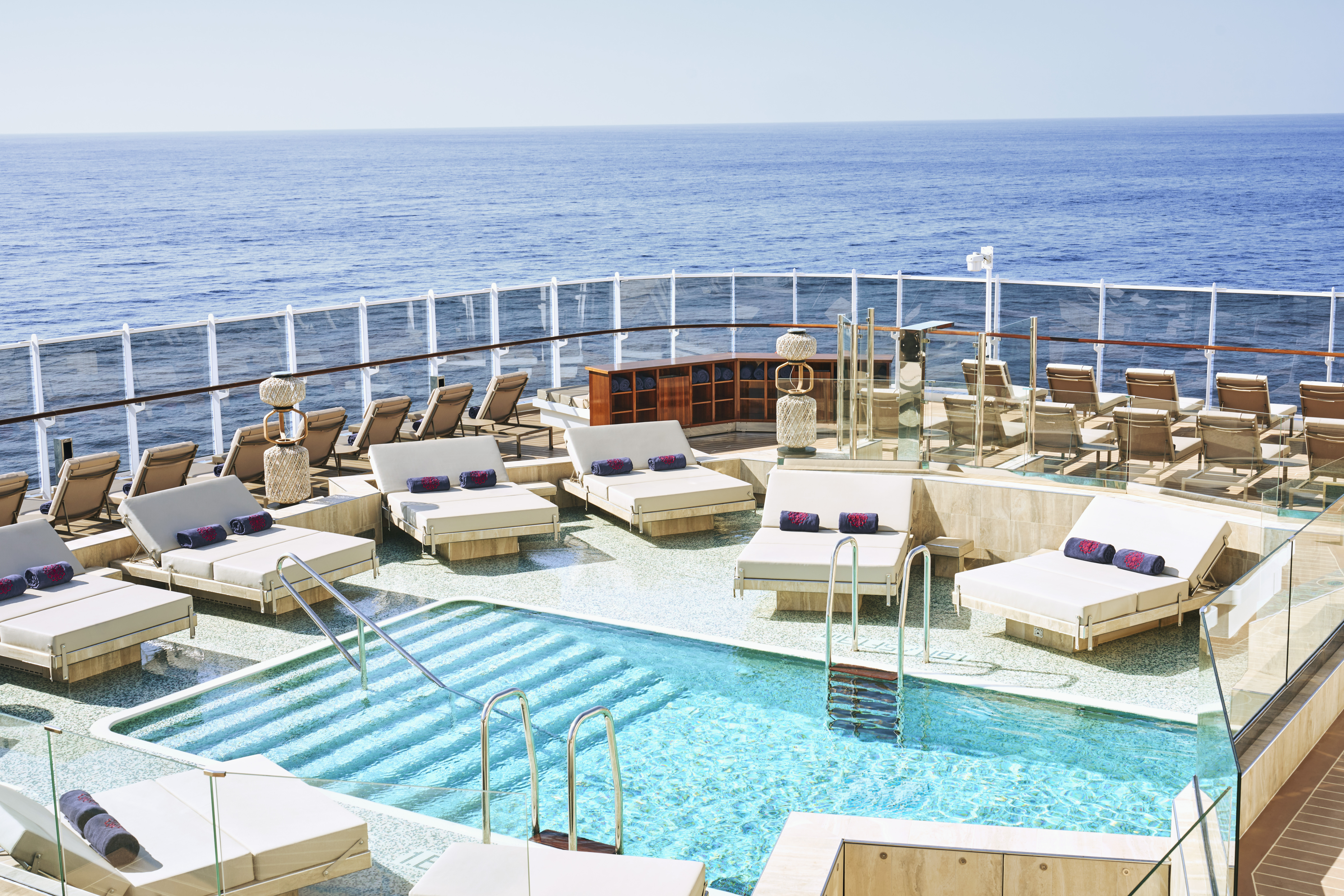 Atoll Pool & Bar - en intim pool med en afslappende atmosfære