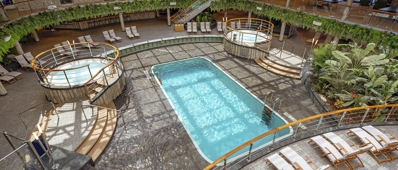 The Jungle Pool - har et skydetag, der kan lukkes for at skabe en indendørs pool.