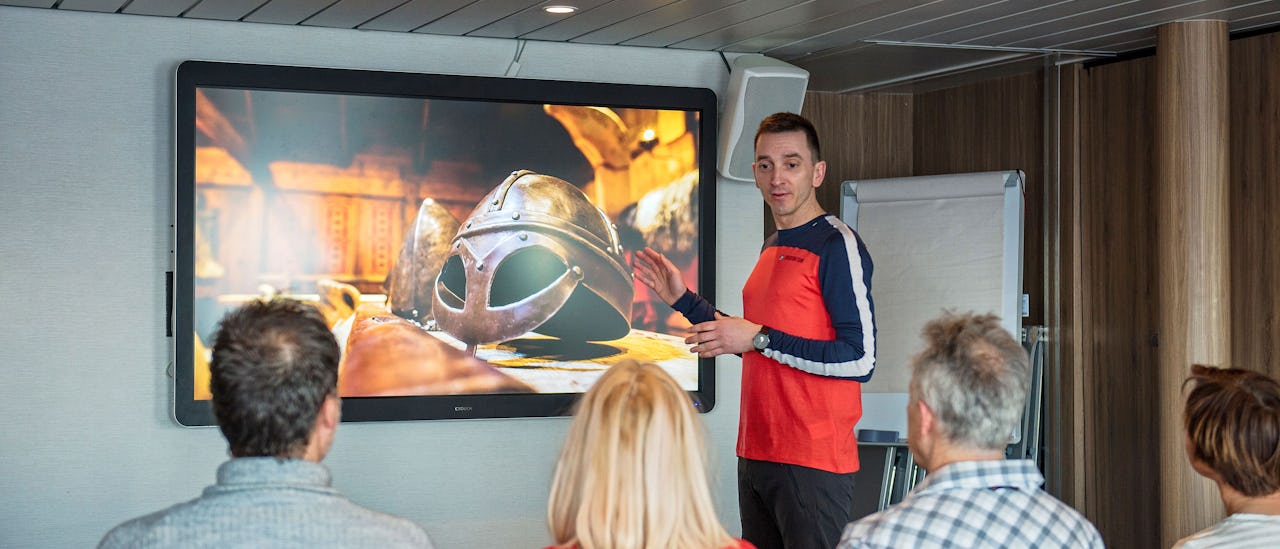 Ekspeditionens tema varierer afhængigt af sæson og destination