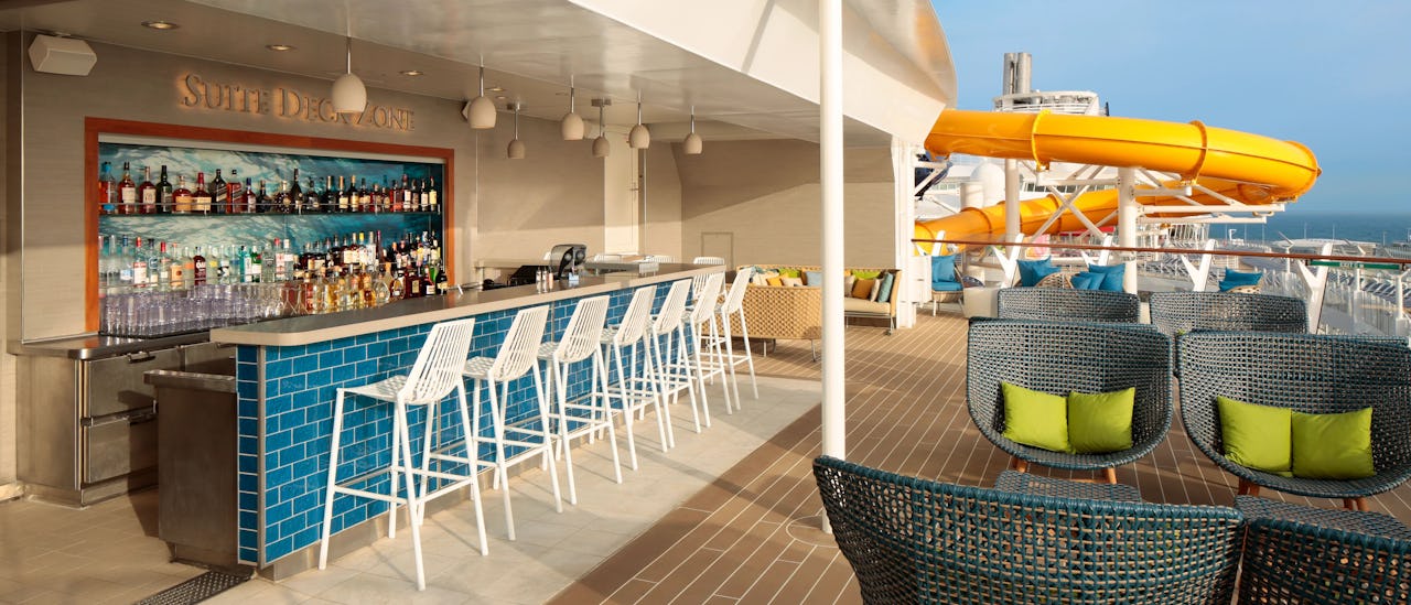 "Suite Class Neighborhood" er et eksklusivt VIP-område med egen restaurant, barlounge og soldæk