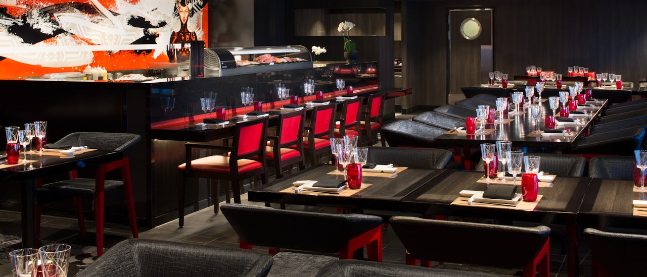 Izumi Teppanyaki Restaurant byder på à la carte-hibachi, teppanyaki og sushi menu