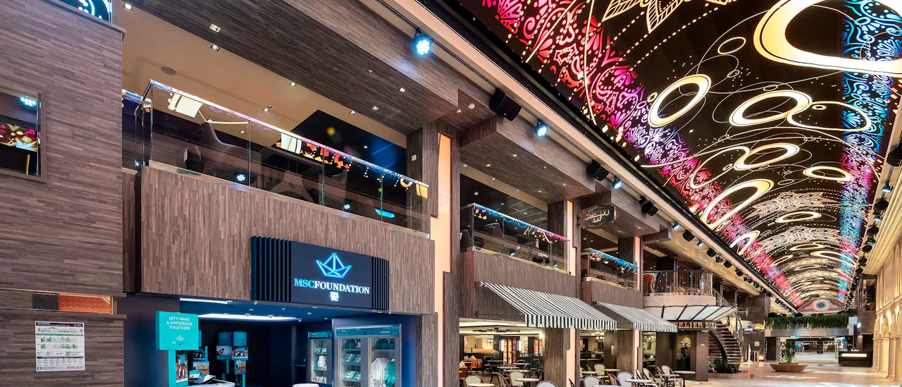 Promenaden har den længste og mest spektakulære LED-kuppel til søs med både hoved- og specialrestauranter samt mange butikker.