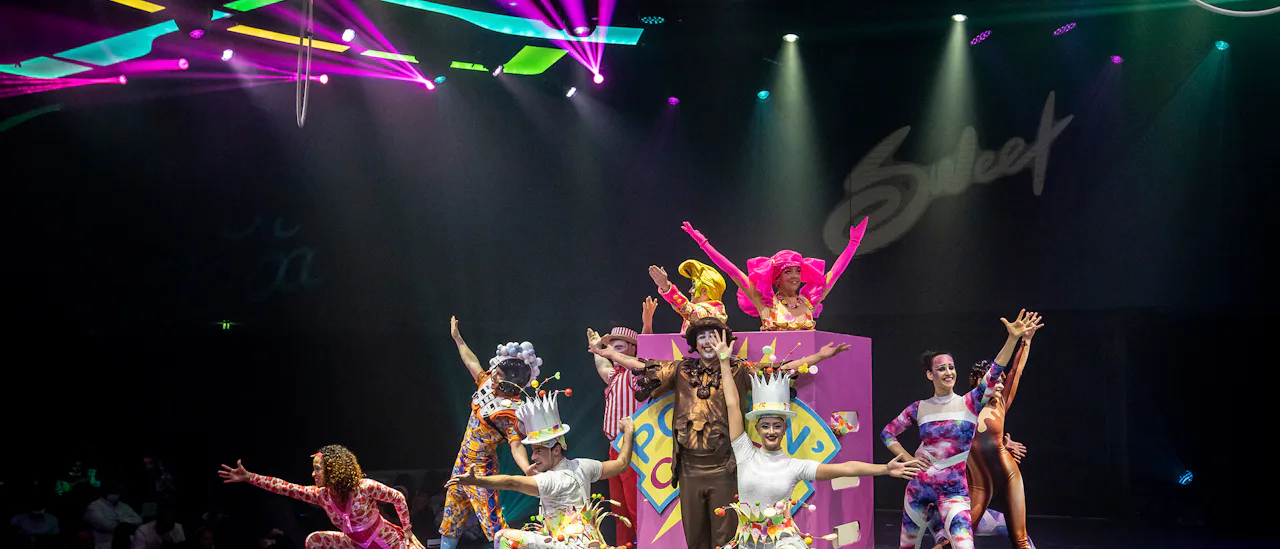 I panoramaloungen agterud bydes der på show med Carousel Productions at Sea