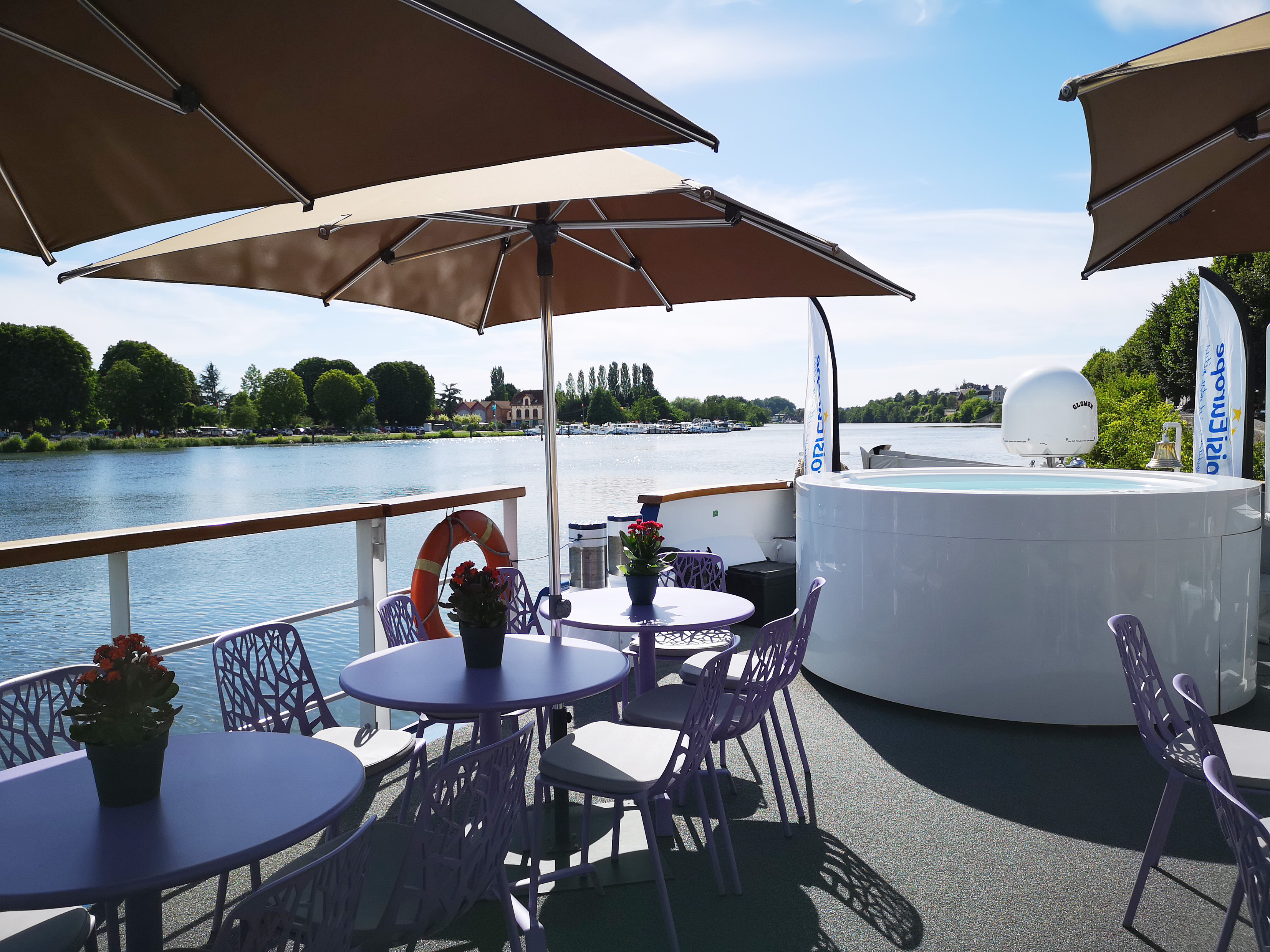 Relax in the jacuzzi