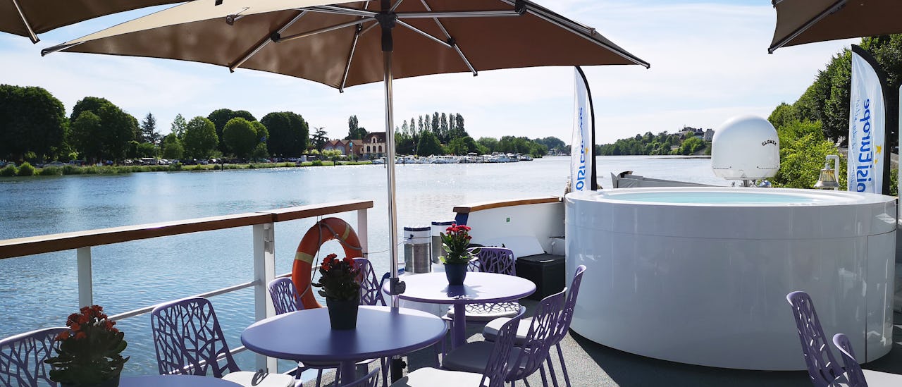 Relax in the jacuzzi