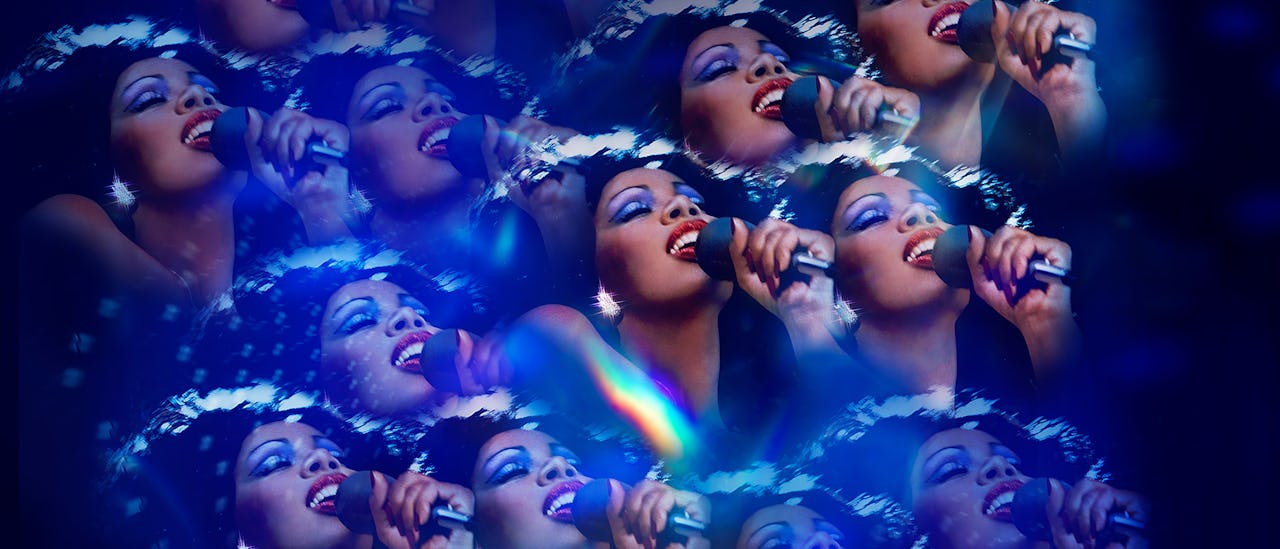 Dans til diskomusik i Summer: The Donna Summer Musical.