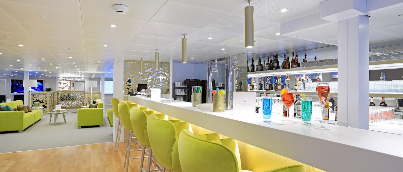 Nyd en cocktail i baren