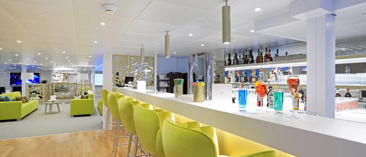 Nyd en cocktail i baren