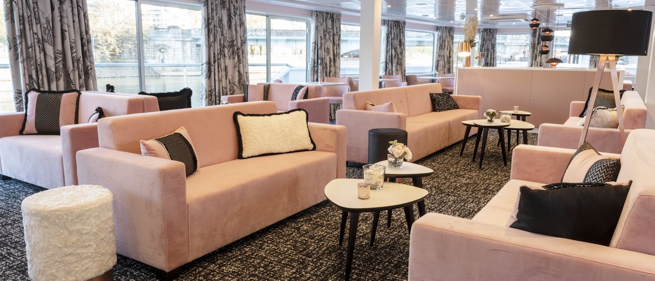 Nyd en cocktail i Salon Bar