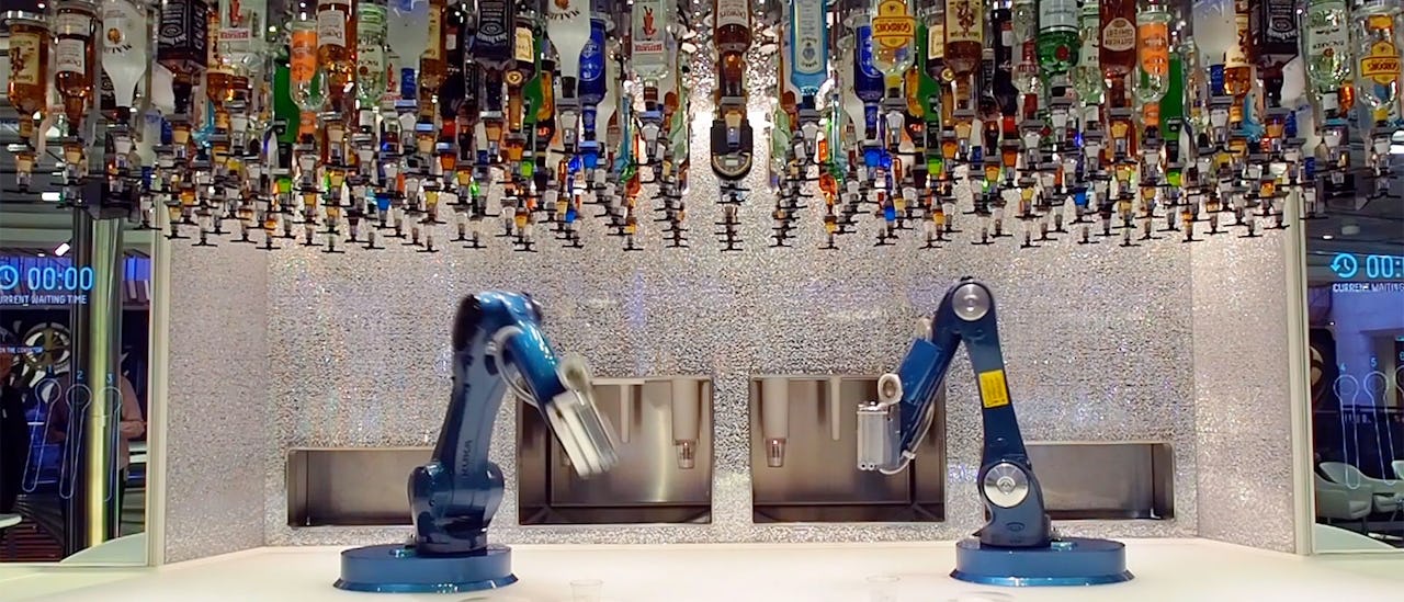I Bionic Bar blandes drinksene af en robot